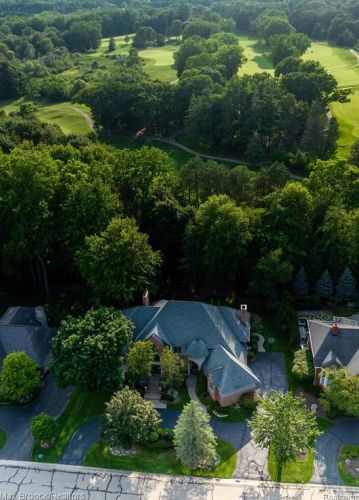 3586 Walnut Brk Dr, Rochester MI 48309-4065 exterior