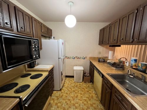 5674 27th St, Milwaukee, WI 53221-4108