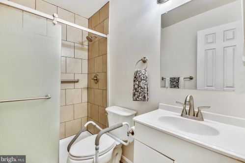 8209 Roxbury Dr, Alexandria VA 22309-3728 exterior