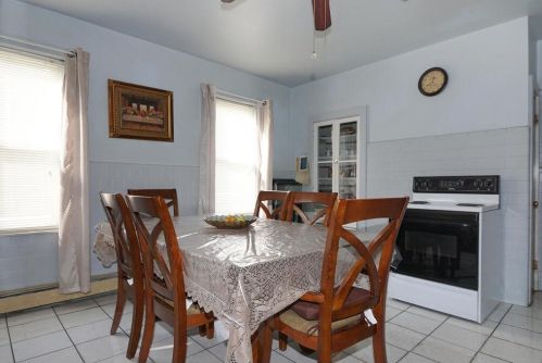 10 Bedford Ave, Worcester MA 01604-4739 exterior