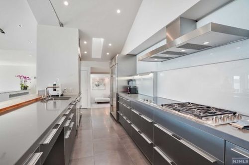 23 Shr Rd, Edgewater NJ 07020-1519 exterior