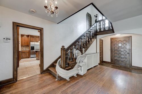 39 Ridgetop Dr, Saint Louis, MO 63117-1004