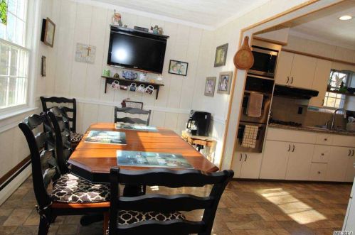 28 Cottonwood Dr, Commack NY 11725-2422 exterior