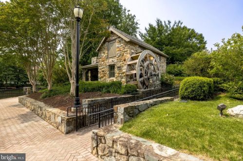 1456 Harvest Xing Dr, Mc Lean VA 22101-5651 exterior