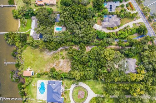 10060 Tropical Trl, Merritt Island FL 32953-6060 exterior