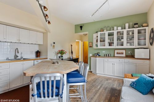 1014 Oakdale Ave, Chicago IL 60618-7324 exterior