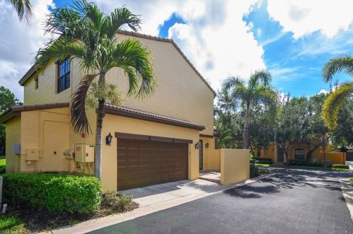 9077 Chula Vista St, Naples, FL 34113-3428