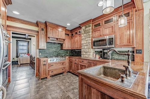 12 Broadway Ave, Manor PA 15665-9706 exterior