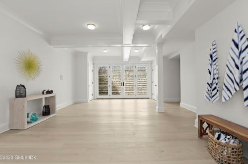 32 Meadowcroft Ln, Greenwich CT 06830-3823 exterior