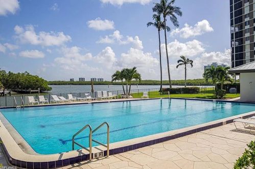 15 Bluebill Ave, Naples FL 34108-1792 exterior