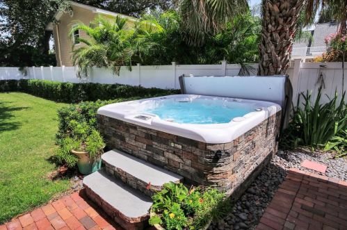 2820 Fountain Blvd, Tampa FL  33609-4012 exterior