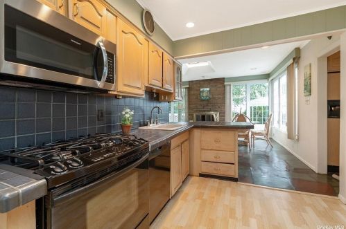 136 Berry St, Valley Stream NY 11580-3430 exterior