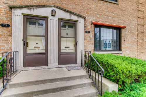 121 Fellows Ct, Elmhurst, IL 60126-3108