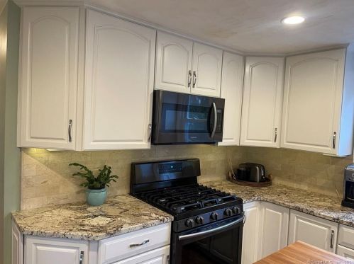 42 Oxford Dr, Enfield CT 06082-2535 exterior