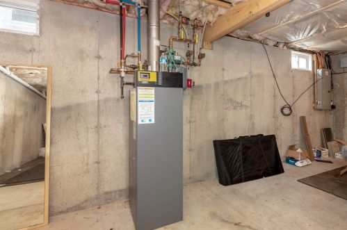 24 Amy Way, Concord NH  03303-1045 exterior