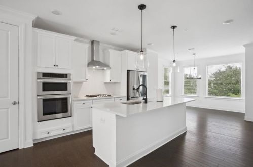 6607 Beacon Dr, Atlanta GA 30328 exterior