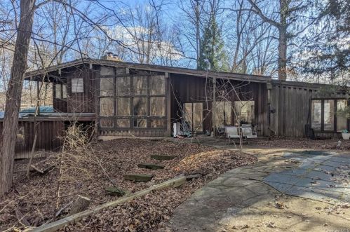 25 Sparrowbush Rd, Upper Saddle River NJ 07458-1420 exterior