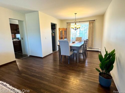 2853 Emmons Ave, Rochester MI 48307-4725 exterior