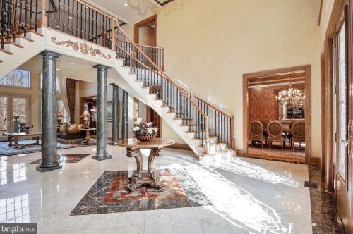 896 Alvermar Rdg Dr, Mc Lean VA 22102-1439 exterior