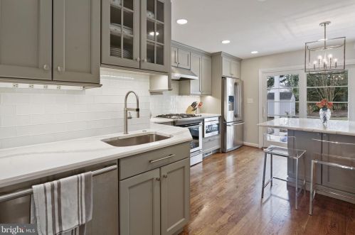 804 Enderby Dr, Alexandria VA 22302-2224 exterior