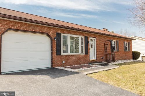 140 Longfellow Dr, Lancaster PA 17602-4048 exterior