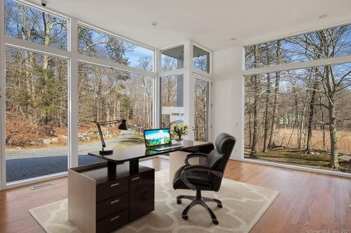 15 Hycliff Rd, Greenwich CT 06831-3223 exterior