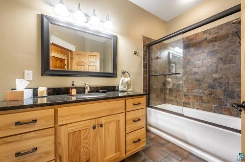 525 Crystal Dr, Duluth MN 55811-4409 exterior