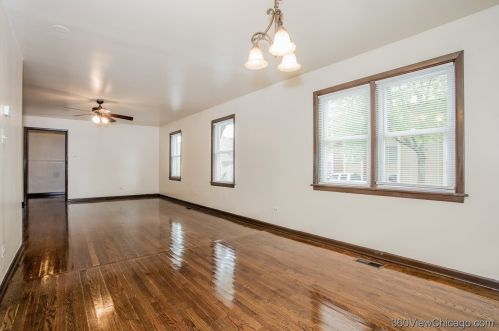 6900 Campbell Ave, Chicago IL 60645-4604 exterior