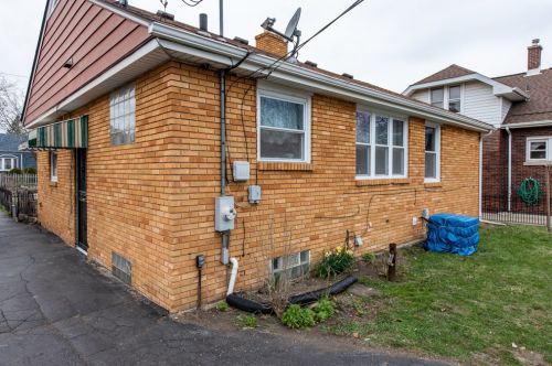 37 Lewis Ave, Waukegan IL 60087-4739 exterior