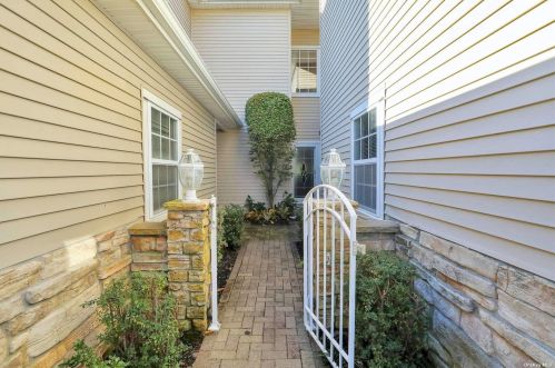 11 Windwatch Dr, Hauppauge, NY 11788-3345