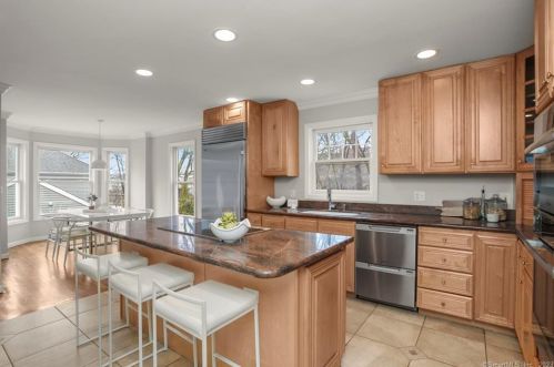 80 Indian Harbor Dr, Greenwich CT 06830-7148 exterior