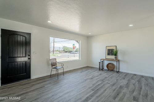 6282 34th St, Tucson, AZ 85711-6947