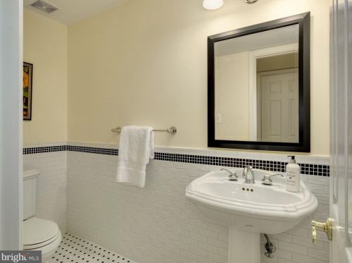 10717 Burbank Dr, Rockville MD 20854-1559 exterior