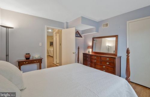 2105 Rampart Dr, Alexandria VA 22308-1537 exterior