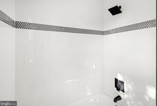 6106 Kings Hwy, Alexandria VA 22303-2416 exterior