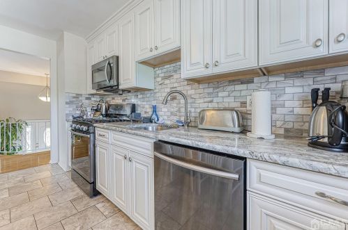 1 Charles Ct, Edison NJ 08820-2818 exterior