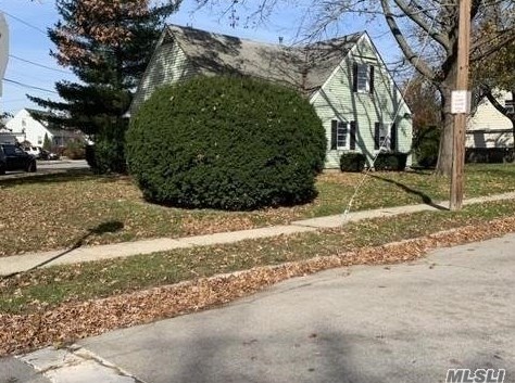 153 Cambridge St, Valley Stream NY  11581-2626 exterior