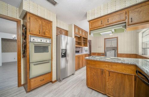 241 Normal Park Dr, Huntsville TX 77320-3438 exterior