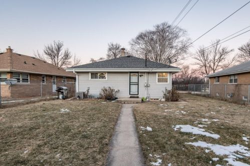 6045 Lincoln Crk Dr, Milwaukee WI 53218-4938 exterior