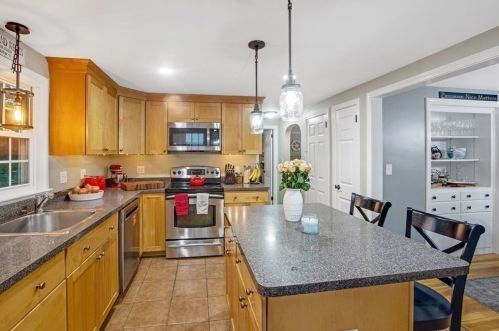 85 Upton St, Quincy, MA 02169-1134