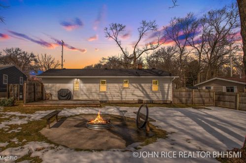 1004 Oakcrest St, Wyoming MI exterior