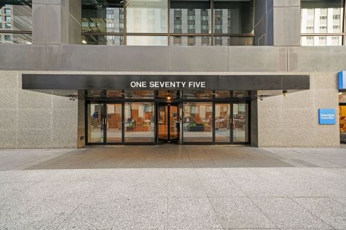 175 Delaware Pl, Chicago IL  60611-1756 exterior