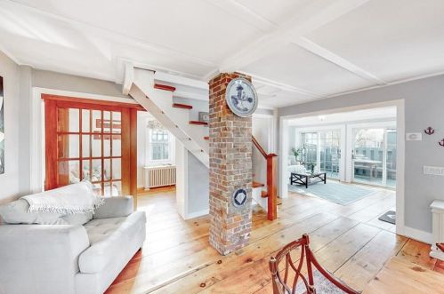 23 Baptist St, Middletown RI 02840-2520 exterior