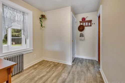 9 Beverly St, Enfield CT 06082-4512 exterior