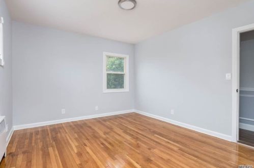 400 Emerson Pl, Valley Stream, NY 11580-2808