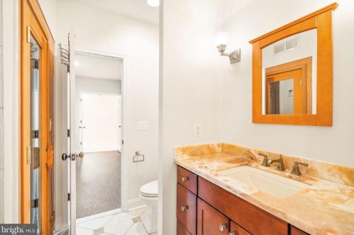 17675 Tobermory Pl, Leesburg VA 20175-7053 exterior