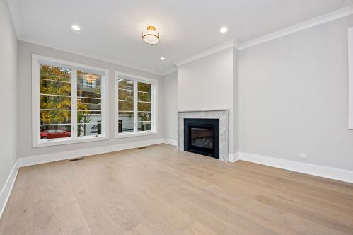 3929 Greenview Ave, Chicago, IL 60613-2504