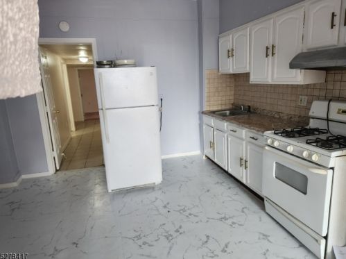 50 Parkhurst St, Newark, NJ 07114-1944