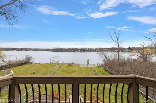 692 Appalachi St, Walled Lake MI  48390-1005 exterior