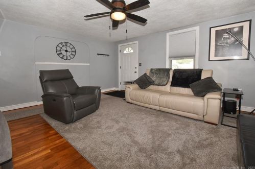 5 Sword Ave, Enfield CT 06082-1819 exterior